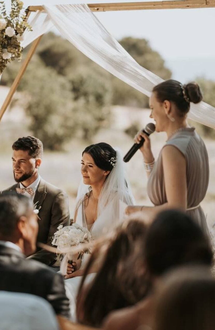 Свадебная церемония на природе.